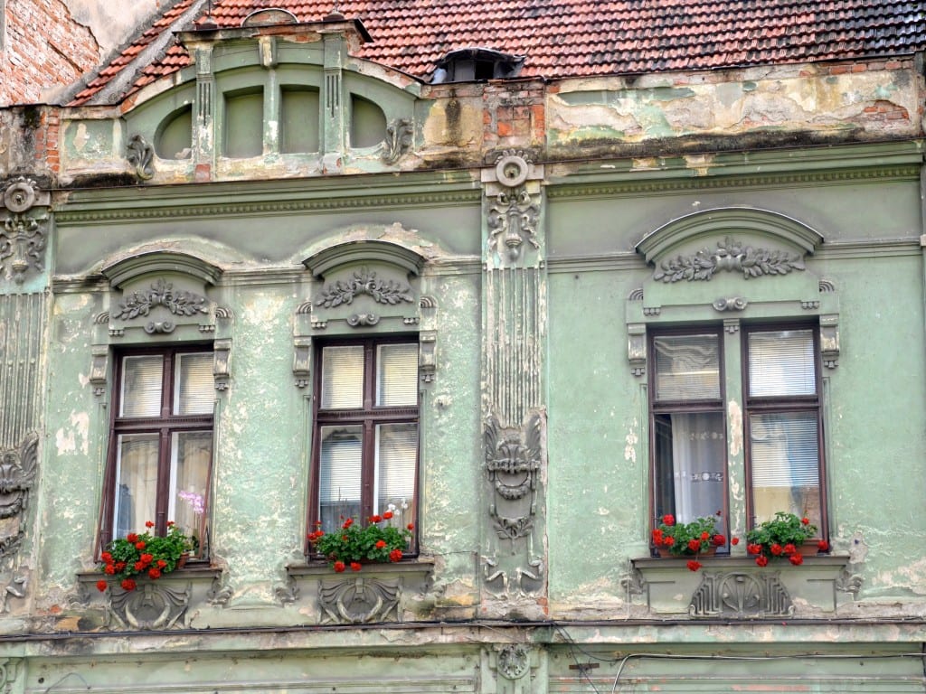 Beautiful old buildings in state of decline in Romania DSC_3849