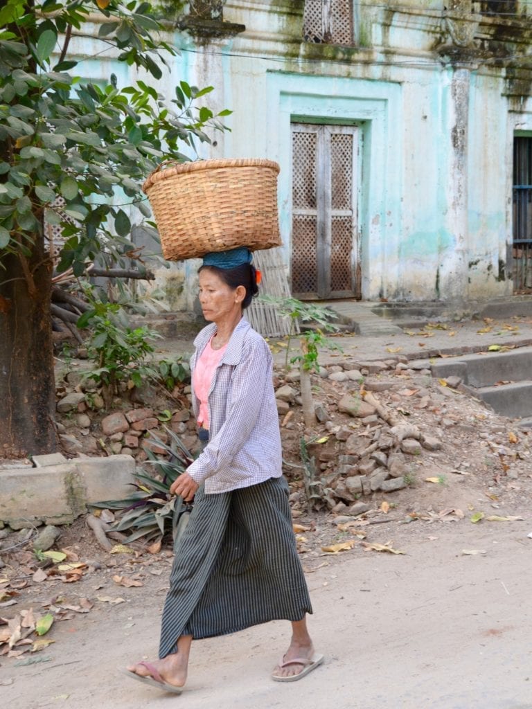 Wearing a longyi in Myanmar 